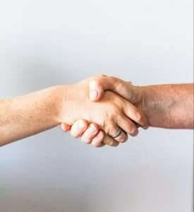 Le coaché et le praticien en hypnose ou coach travaillent en collaboration