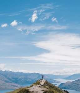 personne seule sur une montagne