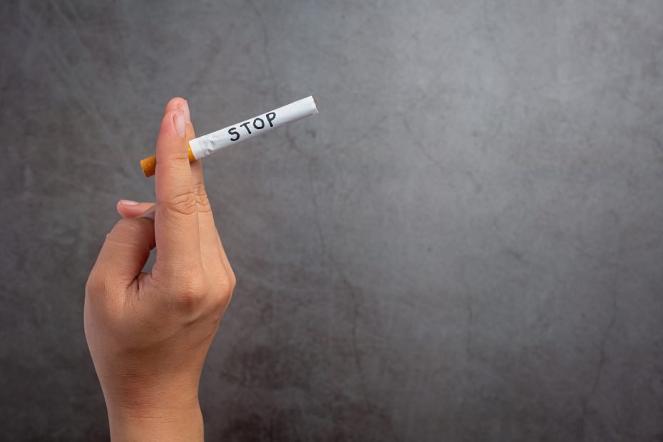 Image d'une cigarette sur laquelle est écrit "stop"