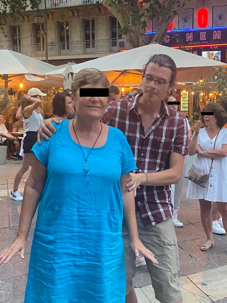 Séance d'hypnose de rue : concentration pour la participante
