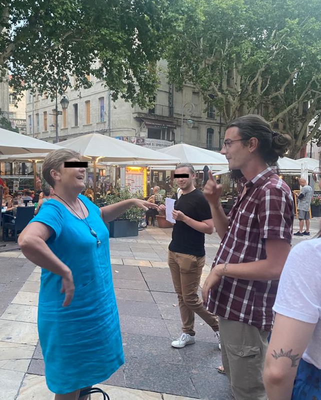 Séance d'hypnose de rue : quand les mains bougent toutes seules