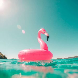 Siege flottant bouée en forme de signe sur une mer turquoise