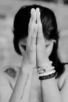 Namaste Mains en namaste. Croire ou prier pour que le meilleur vienne